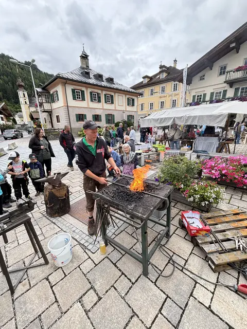 Handwerk am Dorfplatz. | Foto: Kogler