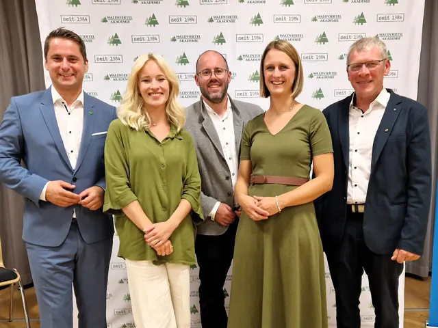 Bei der Lesung mit Valerie Huber (v.l.): Lukas Brandweiner (Abgeordneter zum Nationalrat), Thomas Arthaber (Vorsitzender der Waldviertel Akademie), Bernadette Kitzler (Vorsitzende Stellvertreterin der Waldviertel Akademie), Josef Maurer (Vizebürgermeister Groß Gerungs) | Foto: WALDVIERTEL AKADEMIE