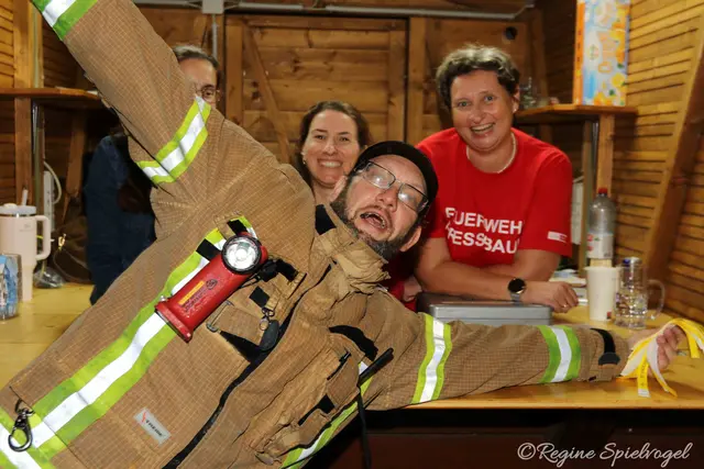 Pressbaums 50. Feuerwehrfest: am Samstagabend begann es anhaltend zu regnen. Doch davon ließen sich viele junge Besucher nicht abhalten, Spaß am Feuerwehrfest zu haben. Das freute die Kameraden natürlich.