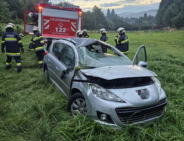 Das Fahrzeug wurde stark beschädigt. | Foto: FF Glanhofen