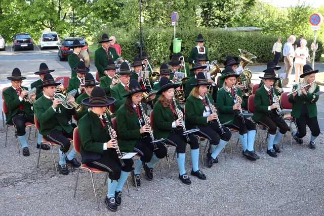 Die Marktmusikkapelle konzertierte vor dem Pfarrheim | Foto: Gerhard Langmann