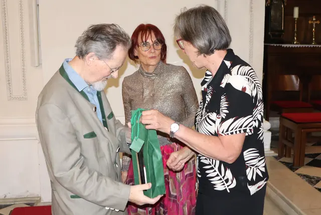 Präsent für Dieter Weiß aus den Händen von Maria Theresia Reisinger und Martha Schriebl | Foto: Gerhard Langmann