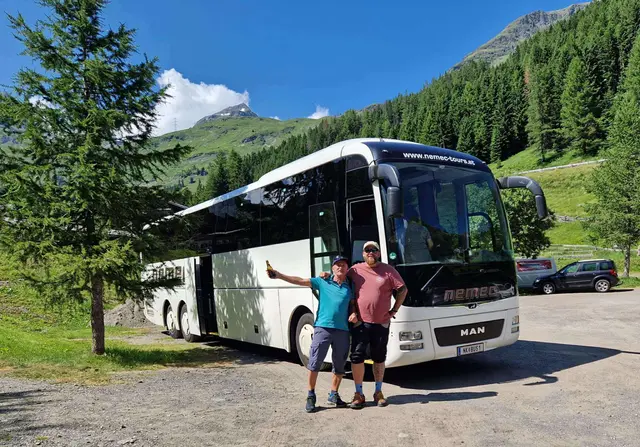 Patrick Nemec (r.) posiert mit dem zufriedenen Buspassagier Franz Kurz für ein Erinnerungsfoto von einer Busreise. | Foto: privat