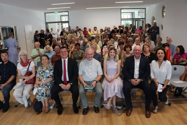 Bis auf den letzten Platz gefüllt war der Speisesaal der Ganztagsschule, der gut durchdacht auch von der angrenzenden Bibliothek für Lese-Workshops und Veranstaltungen genutzt werden kann.  | Foto: Edith Ertl