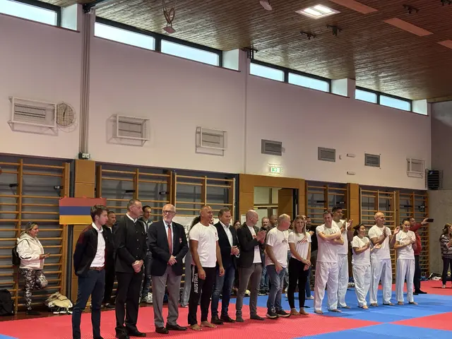 Zur Begrüßung und offiziellen Eröffnung des Camps waren unter anderem Bürgermeister Erich Rohrmoser und Sportstadtrat Thomas Schweighart sowie der Direktor von Karate Austria und der Chef des Salzburgerlandesverbandes Karate gekommen. | Foto: Sarah Braun
