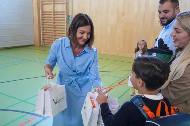Bürgermeisterin Birgit Petross brachte den Schülern der Volksschule Geschenke für einen erfolgreichen Schulstart mit. | Foto: Marktgemeinde Vösendorf