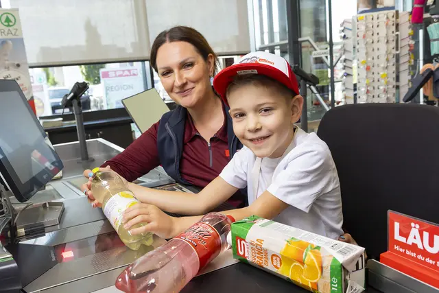 Beim Kids Day dürfen die kleinen Gäste selbst ausprobieren, was hinter den Kulissen eines Supermarkts passiert. | Foto: Spar/Werner Krug