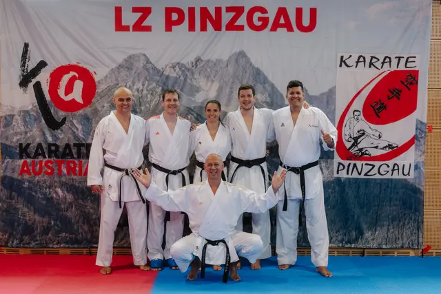 Ivo Vuković mit einigen Trainern des Karate-Camps. | Foto: Thomas Kaserer