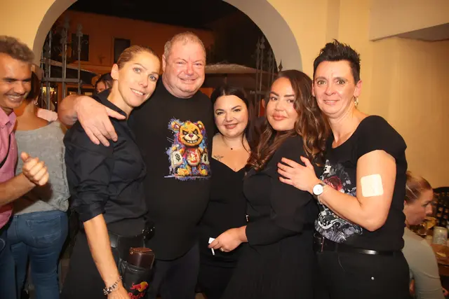 Marinela (l.) mit Freunden am Eröffnungsabend.