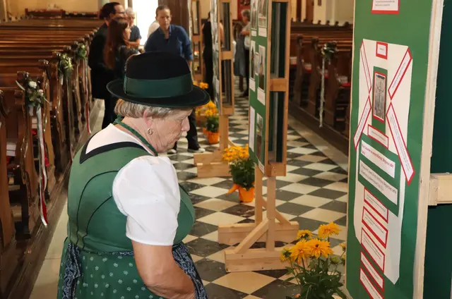 Auf vier Schautafeln werden in der Pfarrkirche Zeichen am Weg gezeigt | Foto: Gerhard Langmann