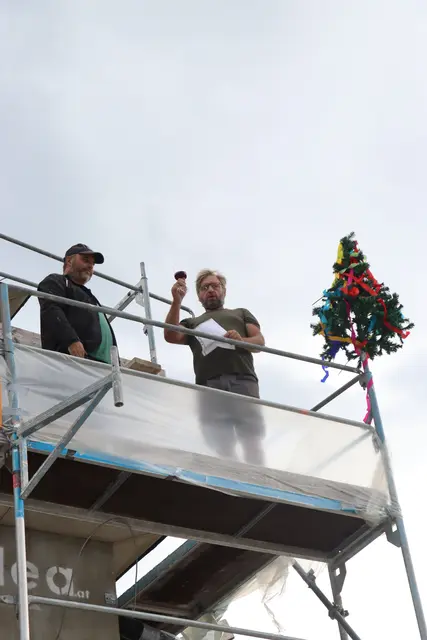 Der obligatorische Trinkspruch darf bei einer Firstfeier üblicherweise nicht fehlen.  | Foto: Kendlbacher