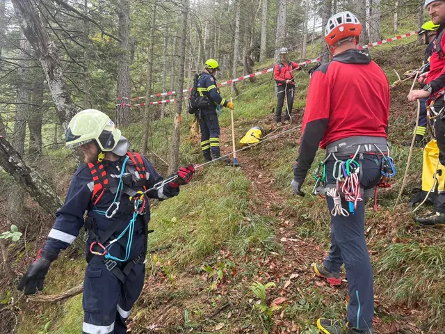 Im steilen Gelände übten Feuerwehr und Bergrettung gemeinsam den Ernstfall | Foto: BSB EHBI Christian Teis