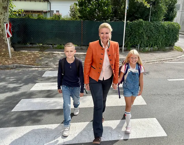 Hanna und Maxi testen gemeinsam mit Verkehrsreferentin SRin Sandra Wassermann die Sicherheit auf ihrem Schulweg. | Foto: Foto: StadtKommunikation