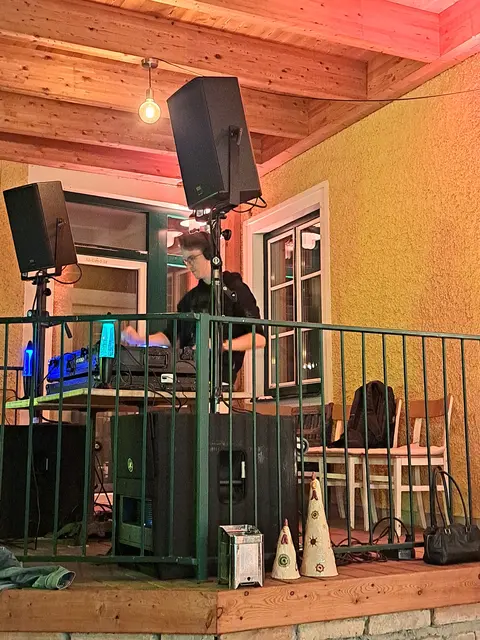 DJ Khealo sorgt mit sommerlichen House-Beats für ausgelassene Stimmung. | Foto: 20ers Winzerei