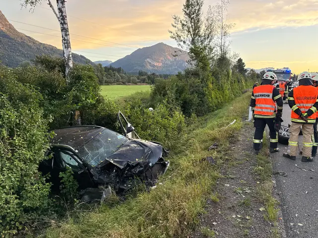 Das völlig zerstörte Fahrzeug lag im Straßengraben neben der Inntalautobahn bei Münster. | Foto: Zoom Tirol