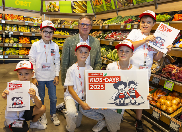 Spar Steiermark Geschäftsführer Mag. Christoph Holzer mit Kindern von Spar-Mitarbeitenden, die im Rahmen des Kids Days den Arbeitsplatz ihrer Eltern kennenlernen dürfen. | Foto: Spar/Werner Krug