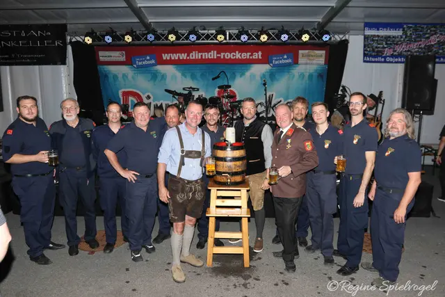 Am 29.8. öffnete die FF Pressbaum unter Kommandant Michael Uetz die Tore für das 50. Feuerwehrfest im neuen Feuerwehrhaus. Der Bieranstich durch BGM Rothensteiner klappte auf Anhieb und es konnte gefeiert werden.