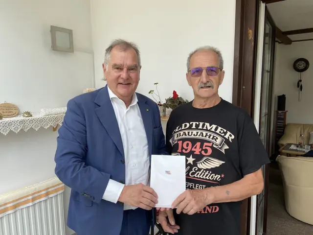 Franz Dinhobl gratulierte Johann Kiritsis zum 80er. | Foto: Stadt Wiener Neustadt/Weller