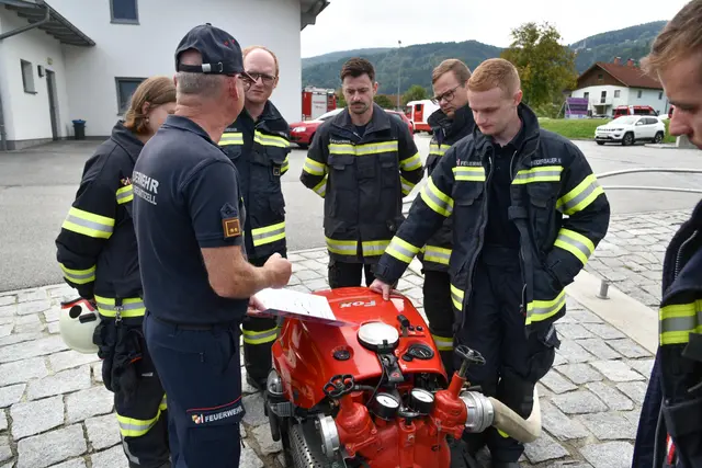 Die Teilnehmer praxisnahe Einblicke in Stromerzeuger, Pumpentechnik und die systematische Fehlersuche bei technischen Störungen. | Foto: BFKDO Schärding