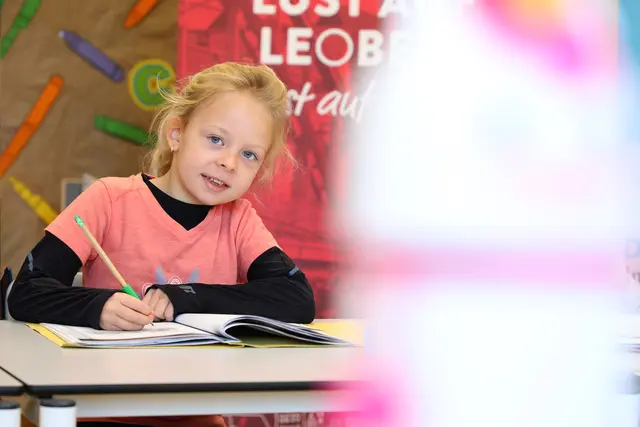 Die 80 Euro in Form von Leoben-Gutscheinen sollen dazu beitragen, den Schulstart finanziell etwas leichter zu meistern. Leoben ist neben Trofaiach die zweite Gemeinde im Bezirk, die diese Unterstützung überhaupt gewährt. | Foto: Armin Russold