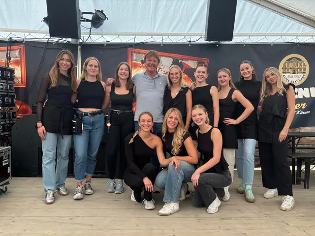 Ein Klassiker am Wiesenmarkt: Stefan Breznik sorgte mit seinem Team im Breznik-Zelt wieder für tolle Kulinarik und Musik. Am Montagabend steht hier wieder der legendäre Abschluss mit der "Heite gemma nimma ham"-Party mit den "Buben" am Programm. | Foto: MeinBezirk.at