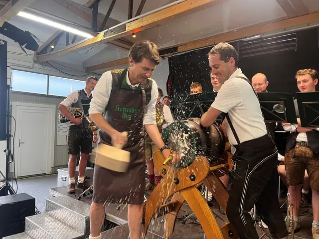 Gekonnter Bieranstich durch Vizebürgermeister Martin Peterseil und Fraktionsobmann Stefan Wahlmüller | Foto: privat