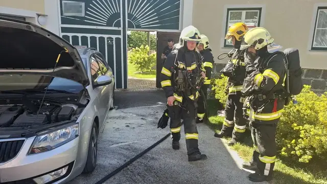 Beim Eintreffen der Feuerwehren war der Fahrzeugbrand schon vom Besitzer gelöscht worden.