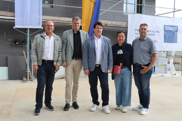 Amtsleiter Michael Laimgruber, Tigewosi GF Franz Mariacher, Bgm. Manfred Schafferer, Gabi Andergassen und Vizebgm. Arno Pauli freuen sich über die Entwicklung der neuen Wohnanlage in Absam.  | Foto: Kendlbacher