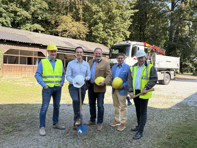 Bauarbeiten im Rintpark beginnen: Bürgermeister Johannes Wagner, Vizebürgermeister Hannes Pirstinger, Bauausschuss-Obmann Peter Reinprecht und Mitarbeiter der Stadtbaudirektion vor Ort. | Foto: Stadtgemeinde Frohnleiten