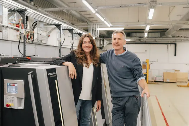 Lisa Frost übernimmt den Vorsitz der Jungen Wirtschaft im Lungau von Alexander Decker (re). | Foto: Kathrin Buschmann Fotografie