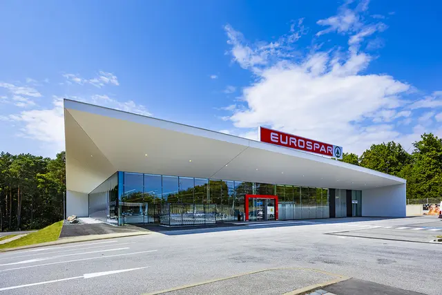 Der neue Eurospar Hinterleitner in Oberschützen präsentiert sich mit 1.150 m² Verkaufsfläche, regionalen Spezialitäten und moderner, nachhaltiger Technik. | Foto: Spar/Werner Krug