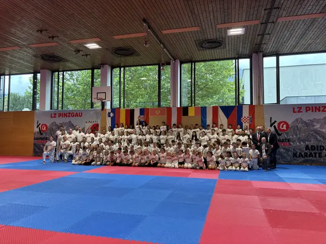 Gruppenfoto mit den Teilnehmenden des Camps sowie den Trainern und den offiziellen Vertretern von Karateverband und Stadtgemeinde. | Foto: Sarah Braun