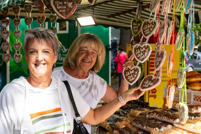 Gute Laune herrschte bei den Besucherinnen und Besuchern des Stadtparkfestes am Samstag, als der Sonnenschein am Vormittag noch lachte.  | Foto: Harald Tauderer
