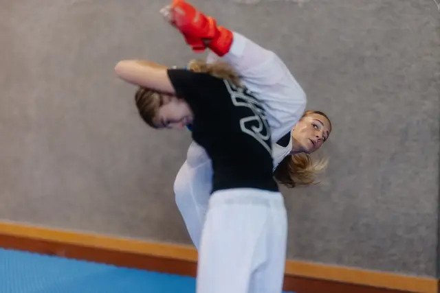 Sarah Kemetinger (Saalfelden, LZ Karate Pinzgau) mit Mira Lisa Kirisits (Bruck). | Foto: Thomas Kaserer