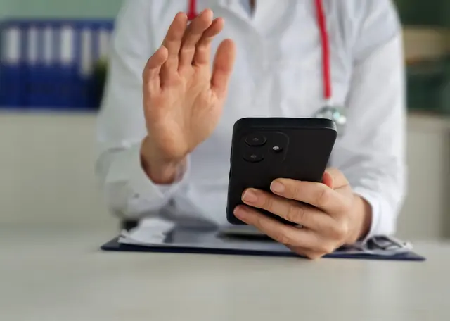 Bei der telemedizinischen Versorgung erhalten Patientinnen und Patienten einen einfachen, sicheren und schnellen Zugang zu medizinischer Erstberatung per Videotelefonie (Symbolfoto) | Foto: stock.adobe.com/at/Nadzeya