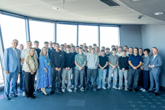 lughafen Wien-Vorstand Günther Ofner, Susanne Ebm, Bereichsleiterin IT der Flughafen Wien AG und  Lukas Schreiner, Bereichsleiter Personal der Flughafen Wien AG, begrüßten die neuen Lehrlinge beim Start ihrer Ausbildung am Airport.
 | Foto: Flughafen Wien