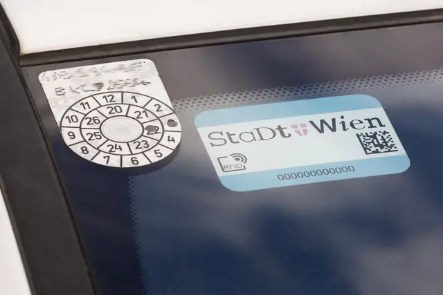 Für das Parkpickerl werden künftig 13 Euro monatlich fällig. | Foto: Weingartner-Foto / picturedesk.com 