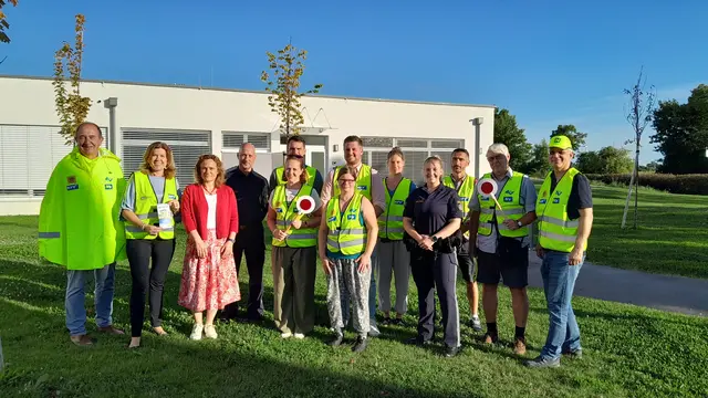 Die zukünftigen BegleiterInnen des SchulGehBusses wurden von der Polizei eingeschult und sind voll ausgerüstet einsatzbereit. | Foto: NÖ.Regional