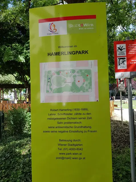 Seit 2020 finden sich im Hamerlingpark entsprechende Schilder mit der Einordnung zum Namensgeber.  | Foto: Grüne Mariahilf