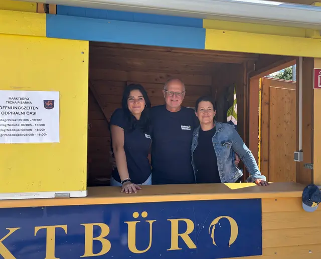 Marktmeister Arthur Ottowitz mit Mitarbeiterinnen der Stadtgemeinde Bleiburg beim Marktbüro auf der "Wies'n". | Foto: MeinBezirk.at
