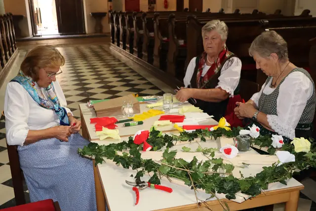 Gezeigt wurde die Kunst des Kreuzflechtens | Foto: Gerhard Langmann