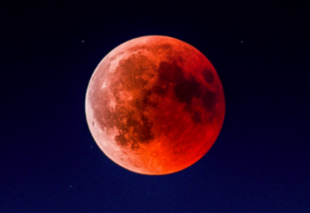 Der Blutmond ist ein während einer Mondfinsternis rötlich erscheinender Mond. | Foto: unsplash/ Martin Adams