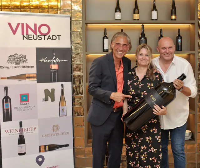 Big-Bottle-Tombola: Jeder der 60 teilnehmenden Betriebe bekommt eine Magnumflasche Wein zur Verfügung stellt und der Erlös kommt größtenteils demSozialprojekt „Holz mit Herz“ zugute. | Foto: Sascha Trimmel