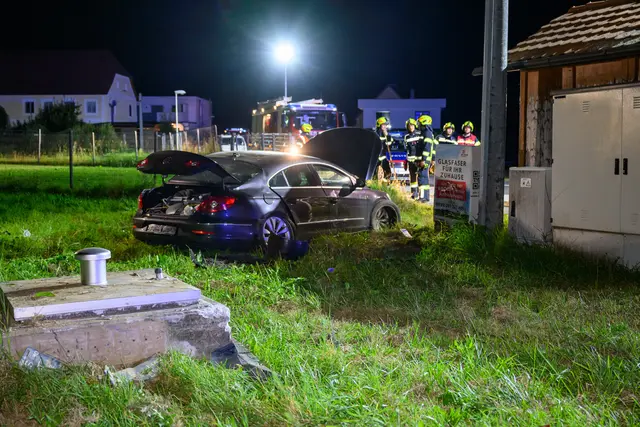 Ein Auto kam von der Fahrbahn ab und prallte seitlich gegen einen Brunnenschacht. | Foto: TEAM FOTOKERSCHI / WERNER KERSCHBAUMMAYR