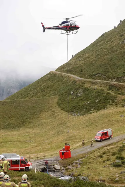 Der Polizeihubschrauber "Libelle" war ebenfalls im Einsatz. | Foto: BFV Landeck