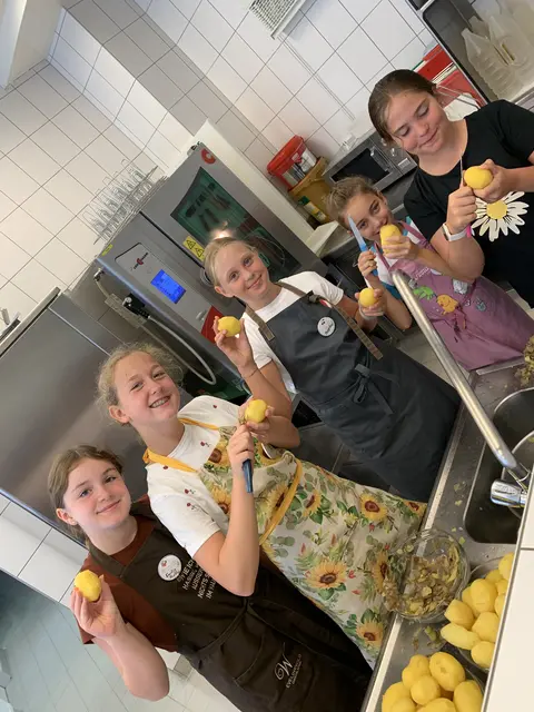 Die Jugendlichen hatten beim gemeinsamen Kochen sehr viel Spaß. | Foto: Sommercamp