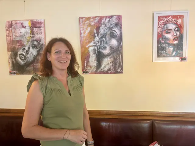 Irene Janitschek vor drei Bildern, die zurzeit im Stadtcafé Ulrich hängen. | Foto: sg