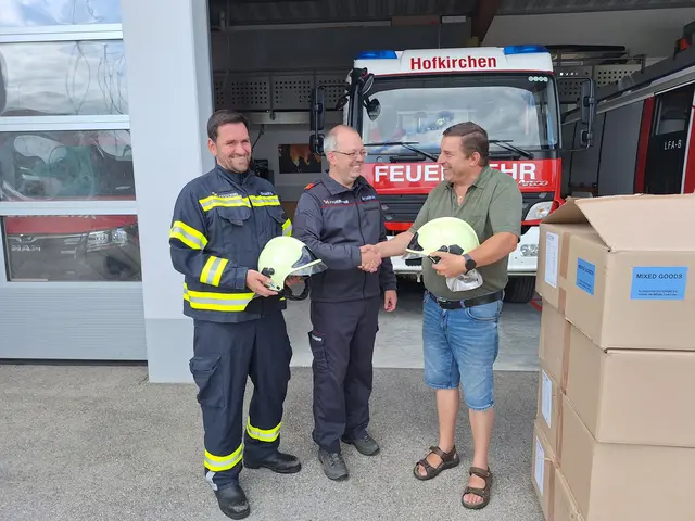 Die ausgemusterten Helme wurden von Kommandant Christian Sturm und Vizebürgermeister Mario Schachner an den Obmann der OÖ. Landlerhilfe Helmut Atzlinger übergeben. | Foto: Gemeinde Hofkirchen