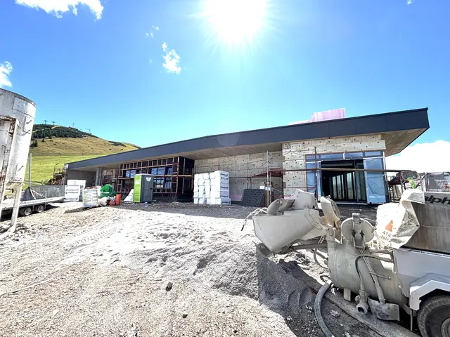 Am neuen Servicegebäude wird mit Hochdruck gebaut. | Foto: Kogler