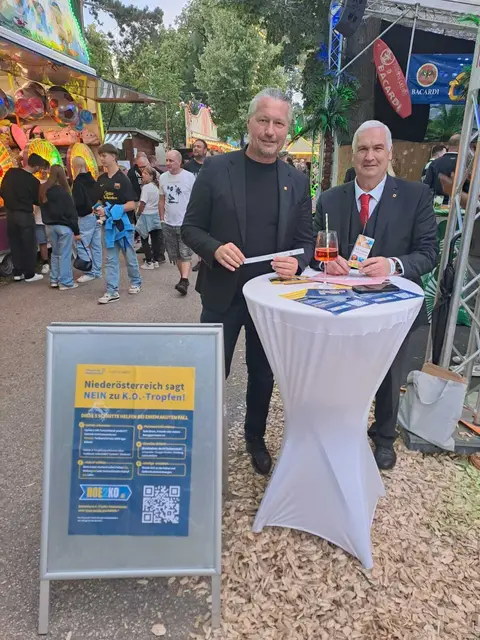 Am Infostand gegen K.O.-Tropfen: Bürgermeister Peter Molnar und Sicherheitsbeauftragter Andreas Ettenauer | Foto: privat